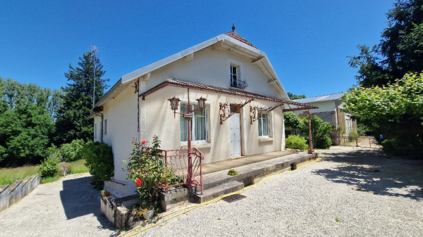 Offres de location Maison Hautefort 24390