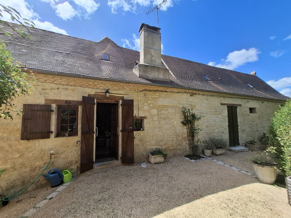 Jolie maison en pierres en bon état