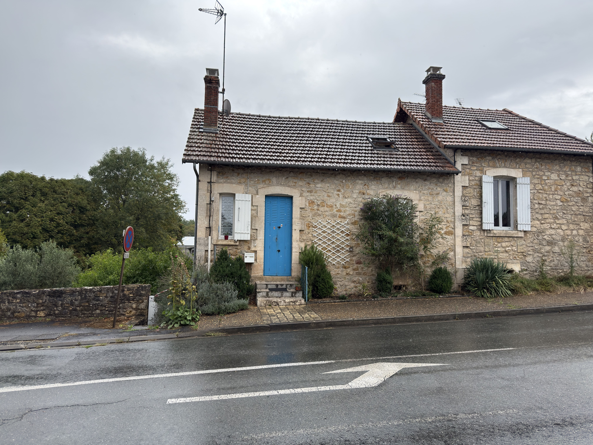 Maison individuelle en pierres avec jardin
