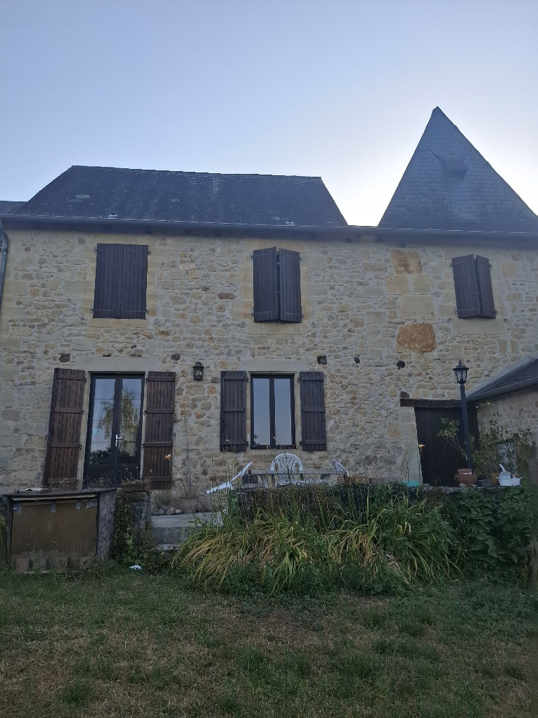 Belle maison en pierres avec jardin et vue dégagée