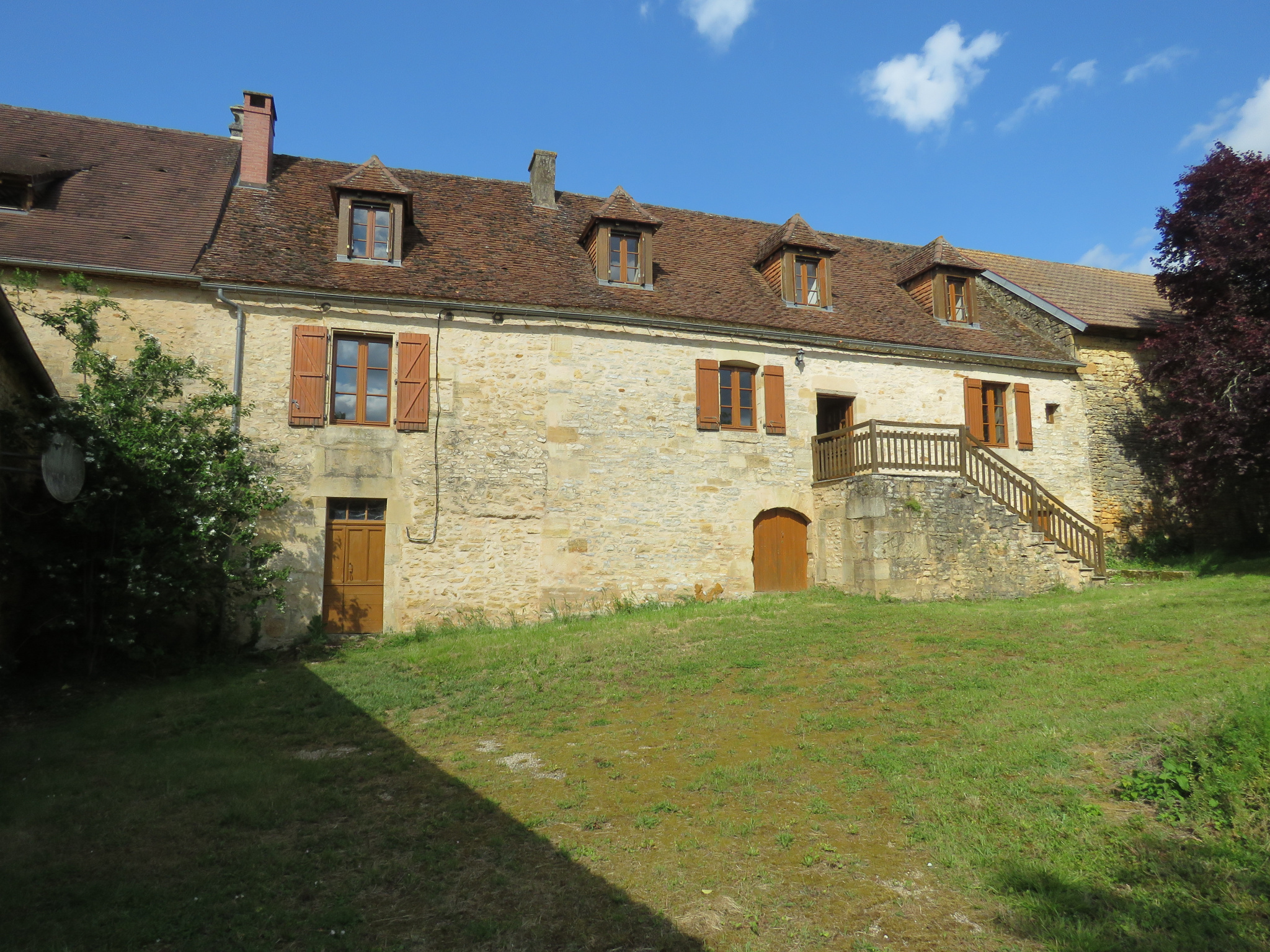 Maison ancienne (XVIIIè siècle) (en pierres), en cour fermée